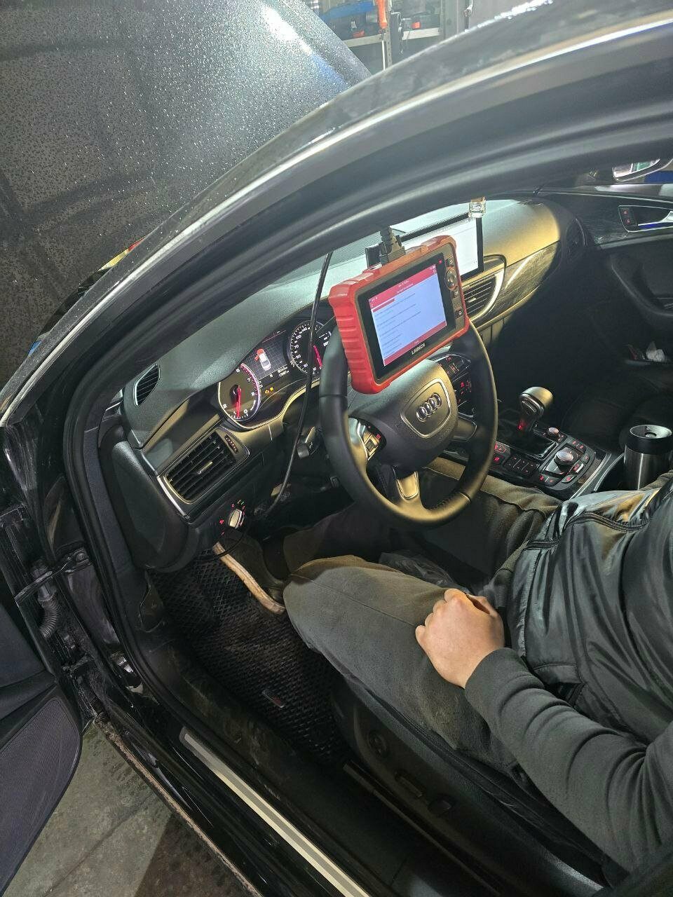 Мастер СТО 24 подключил сканер к автомобилю