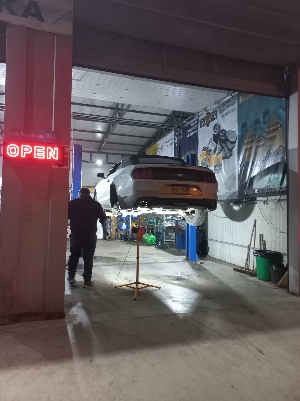Бокс СТО 24 вечером, автомобиль на подъёмнике
